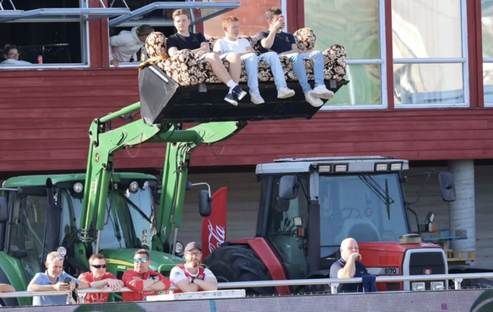 荣获当场最佳球员,奖品是四盒鸡蛋